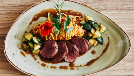 Rehrücken mit selbstgemachten Nudeln und Spätburgundersauce | © FETZ - Das Loreleyhotel Rehrücken mit selbstgemachten Nudeln und Spätburgundersauce | © FETZ - Das Loreleyhotel