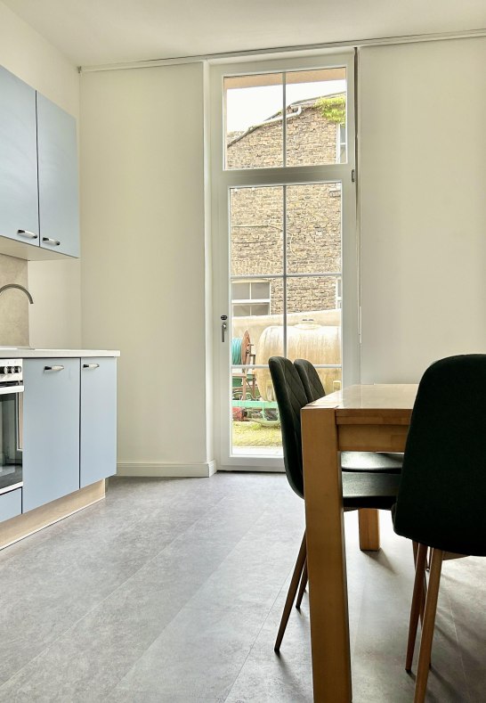 Küche mit Blick auf die Terrassentür | © © 2025 LaBed