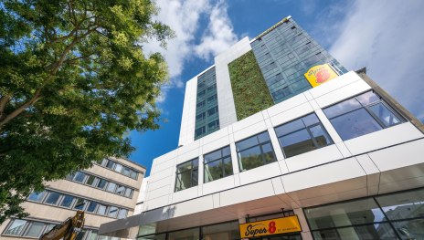 Super 8 Au&szlig;enansicht | &copy; Gorgeous Smiling Hotels GmbH