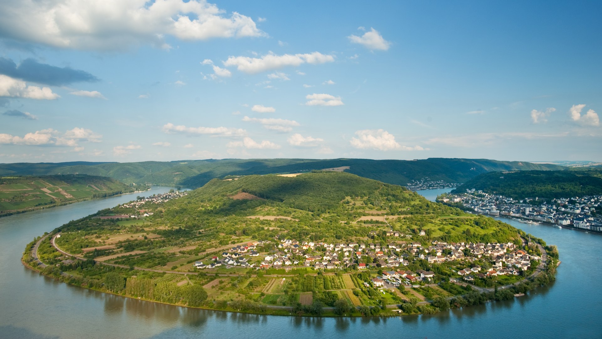 Rheinschleife bei Filsen | © Dominik Ketz (CC BY SA 4.0) Rheinschleife bei Filsen | © Dominik Ketz (CC BY SA 4.0)