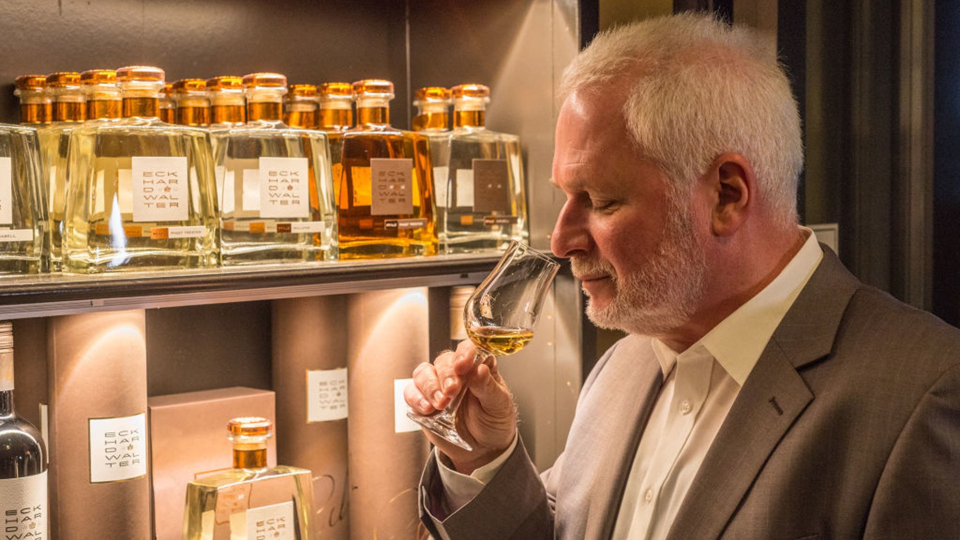 Tasting of a fine wine  | &copy; Dominik Ketz / Rheinland-Pfalz Tourismus GmbH