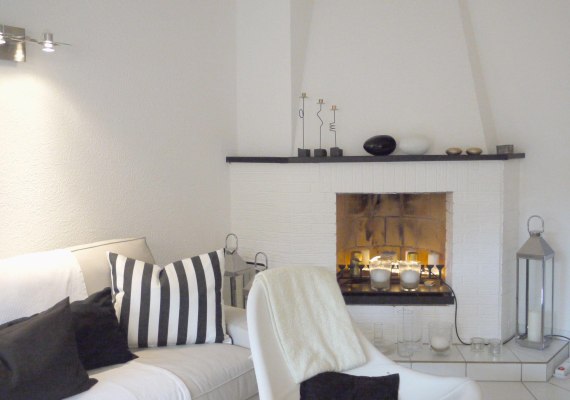 FeWo-Rheinhoehe-Andernach - Kaminecke Wohnzimmer | &copy; 2026Vukoja