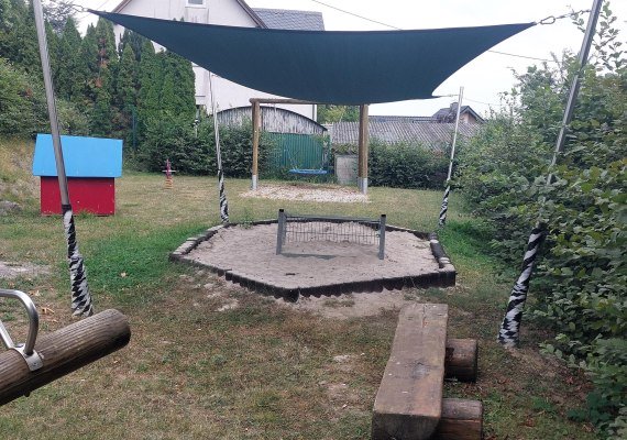 Sandkasten mit Sonnensegel | &copy; B. Vogt