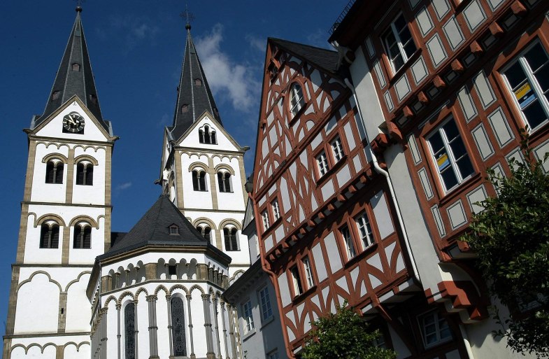 Blick auf die St. Severus Kirche und Fachwerkh&auml;user am Marktplatz | &copy; H. Piel / Piel Media