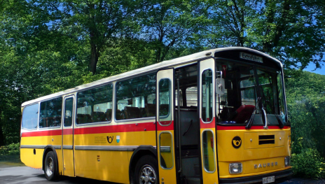Nostalgietour im historischen Postbus (c) IkUM Gmb | &copy; Nostalgietour im historischen Postbus (c) IkUM GmbH (mit KI bearbeitet)