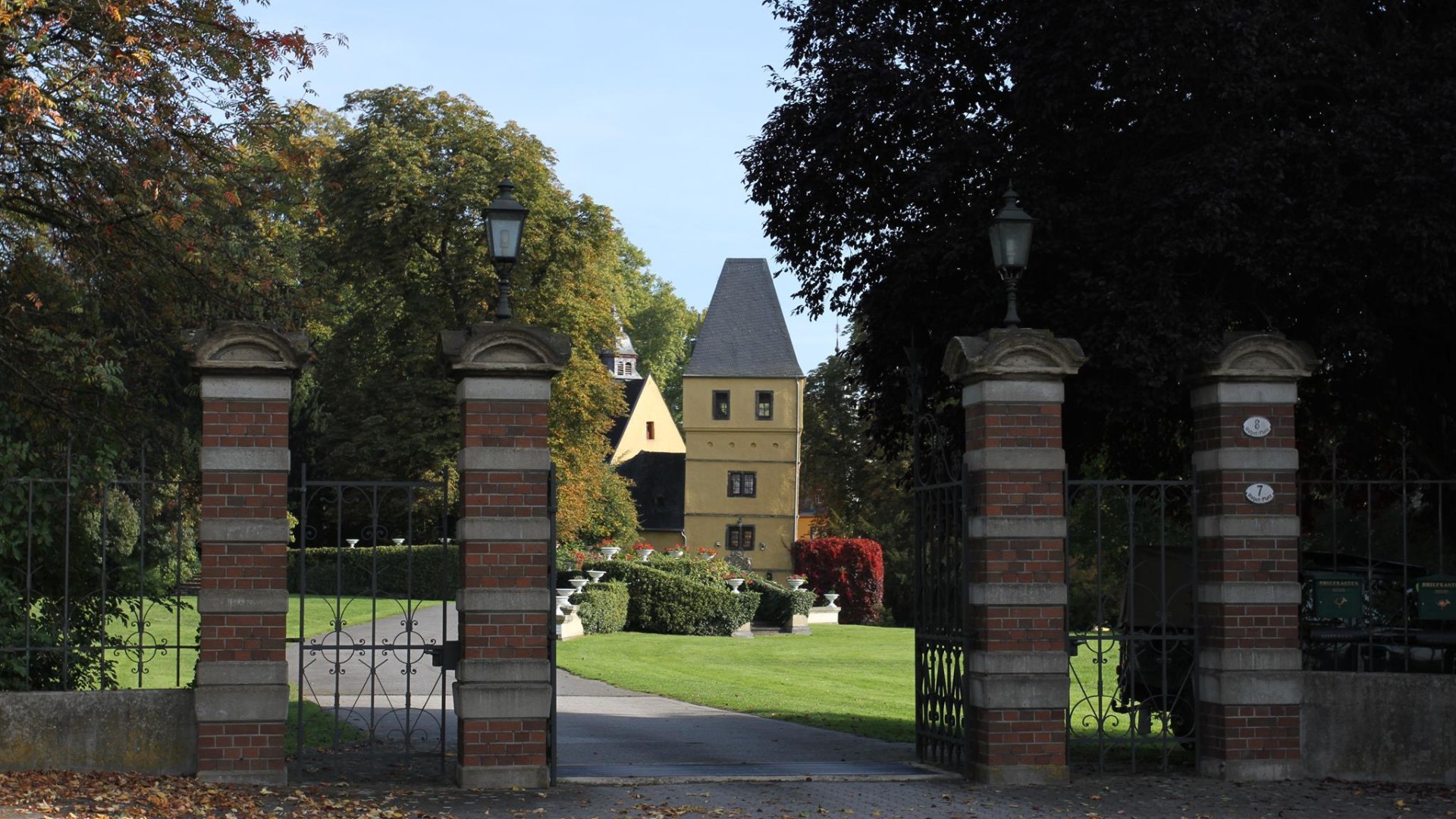 Burg Bassenheim Eingangstor | &copy; Verbandsgemeinde Wei&szlig;enthurm