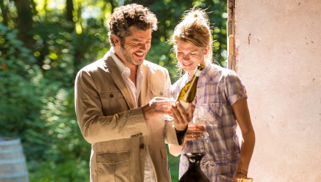 2 Menschen sind am Weintrinken 2 Menschen sind am Weintrinken