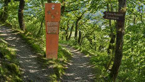 Infostele Burg Maus | © Armin Schaust - KI bearbeitet Infostele Burg Maus | © Armin Schaust - KI bearbeitet