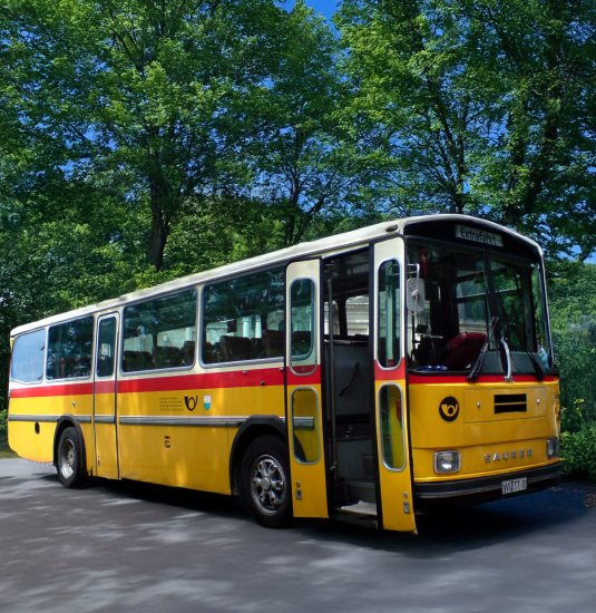 Nostalgietour im historischen Postbus (c) IkUM Gmb | &copy; Nostalgietour im historischen Postbus (c) IkUM GmbH (mit KI bearbeitet)