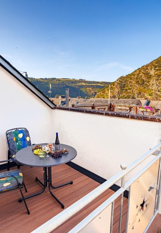 9. Terrasse mit Panorama-Rheinblick über Oberwesel | © Copyright/Quelle: Familie Decker, Oberwesel
