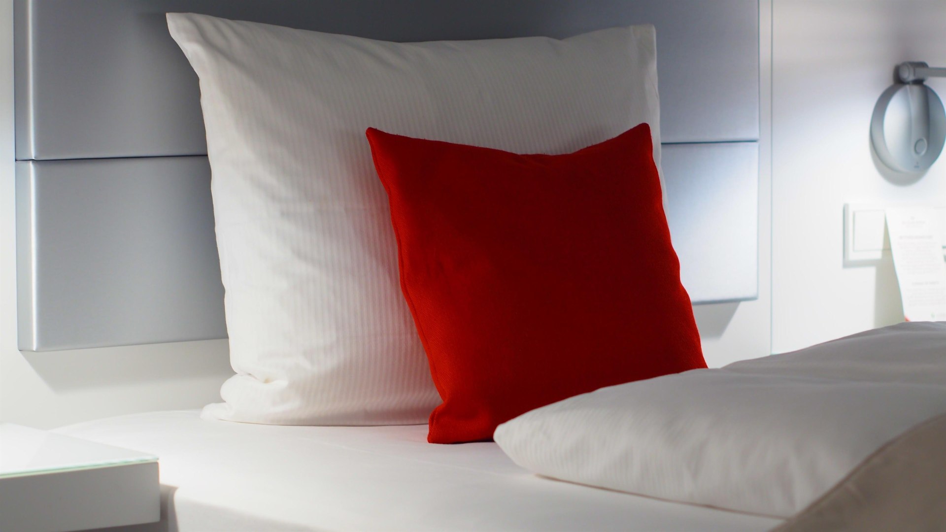 Hotelbett | &copy; &copy;pexelsatomlaborblog-776120