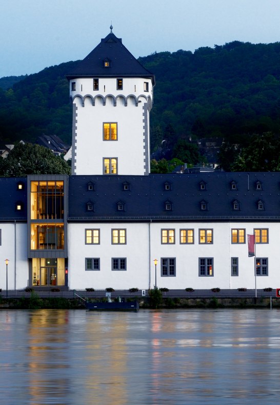 Blick auf die renovierte Kurtrierische Burg vom anderen Rheinufer Blick auf die renovierte Kurtrierische Burg vom anderen Rheinufer