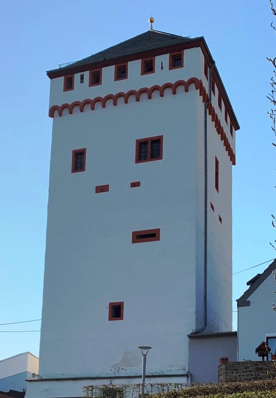 Wei&szlig;er Turm im Fr&uuml;hling | &copy; Kevin Kalfels