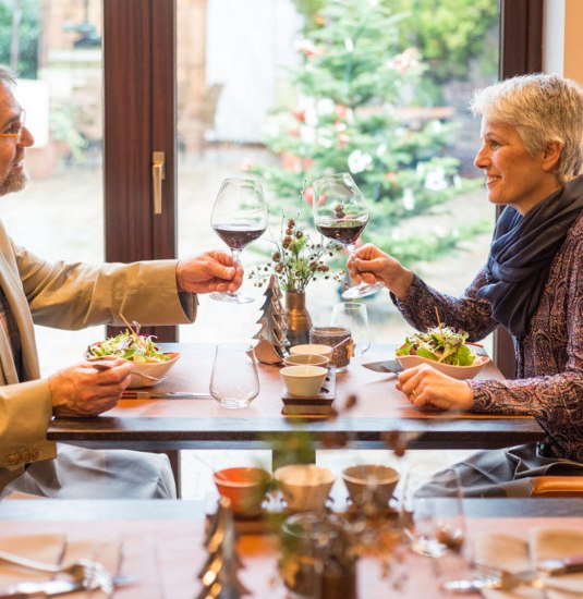 Paar beim gemeinsamen Essen im Restaurant | &copy; Dominik Ketz/Rheinland-Pfalz Tourismus GmbH