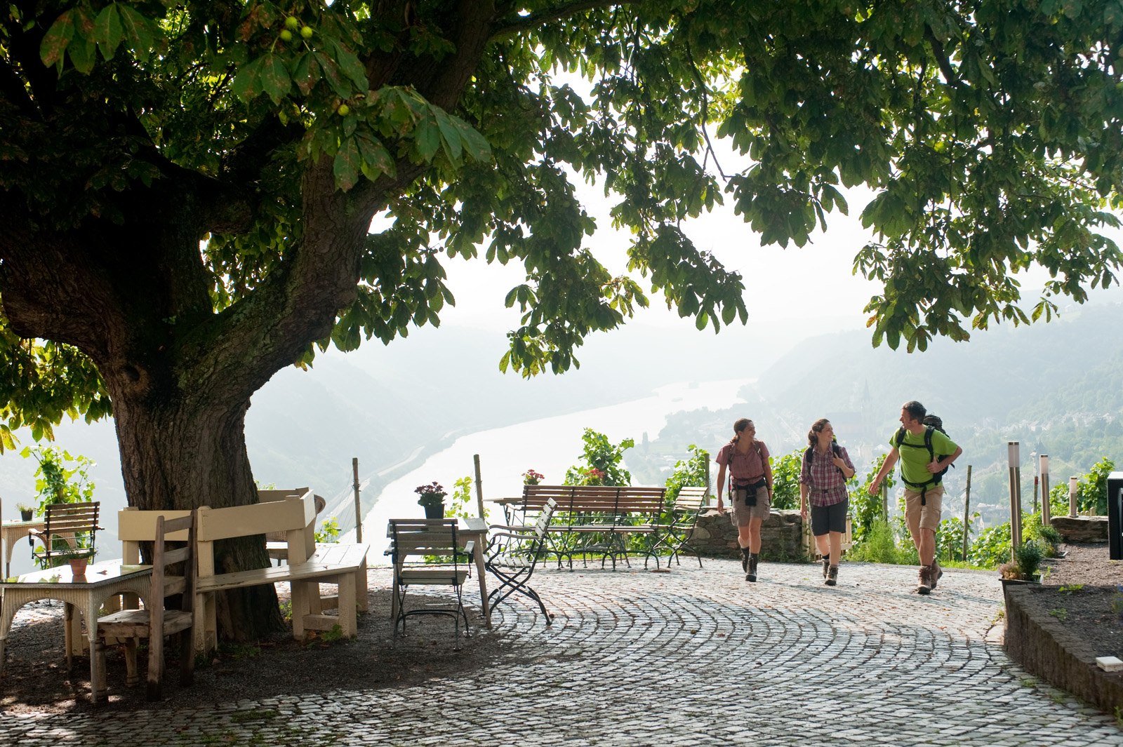 Wanderer am Günderodehaus, Oberwesel | © Dominik Ketz Wanderer am Günderodehaus, Oberwesel | © Dominik Ketz
