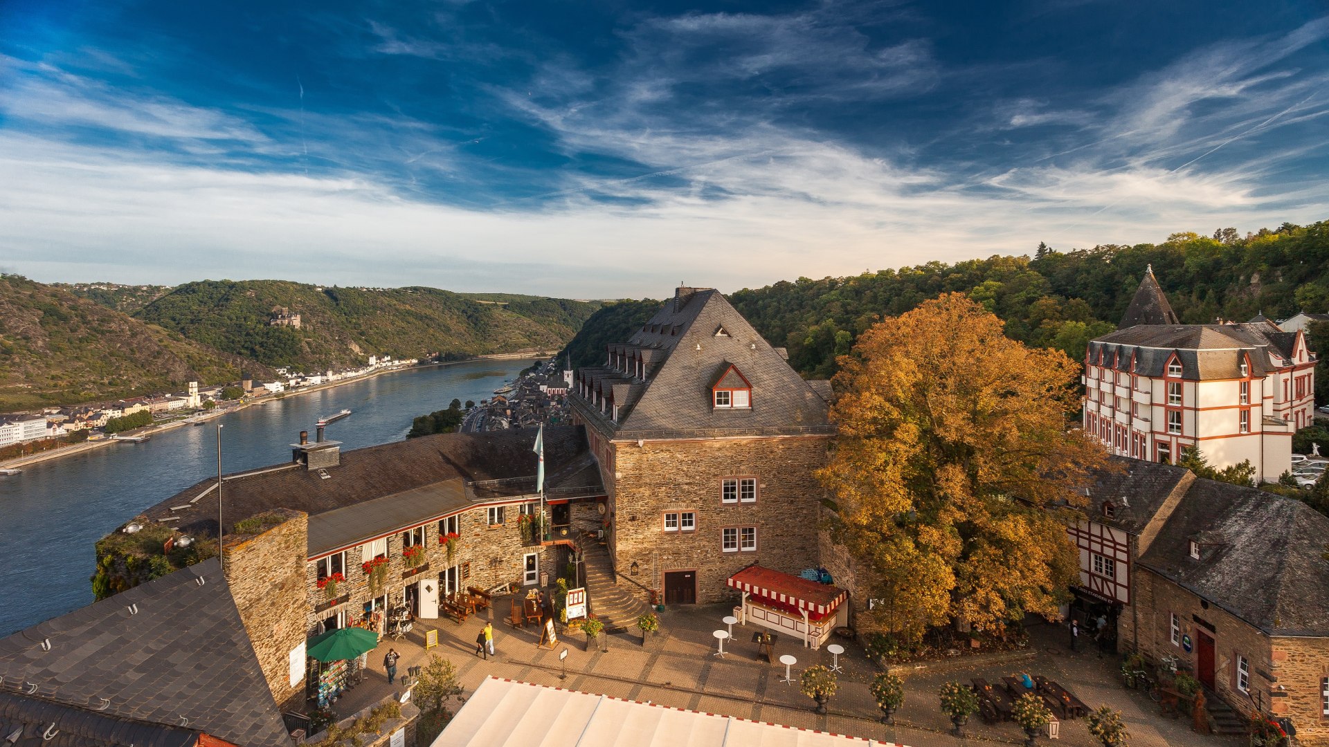 Burghof und Eingang Schlosshotel | &copy; Kai Ohl