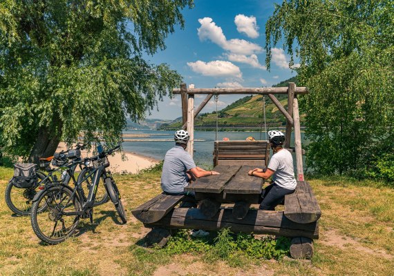 Rastplatz am Rheinradweg | &copy; Maximilian Semsch/Romantischer Rhein Tourismus