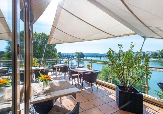 Diehls Hotel_Restaurant mit Außenterrasse am Rhein | © Diehl´s Hotel GmbH Diehls Hotel_Restaurant mit Außenterrasse am Rhein | © Diehl´s Hotel GmbH