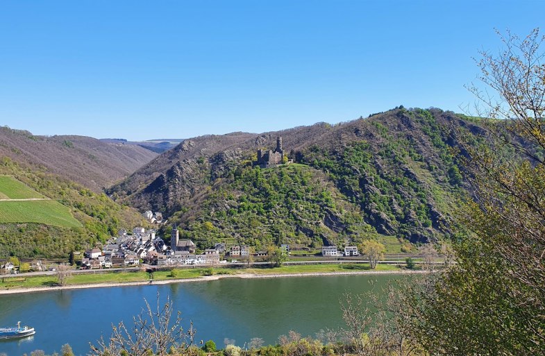 Blick aufs Rheintal und die Burg Maus | &copy; T. Biersch