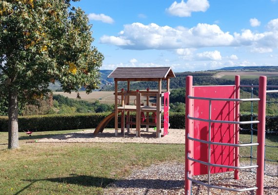 Kletterwand mit Spielhaus | © B. Vogt Kletterwand mit Spielhaus | © B. Vogt