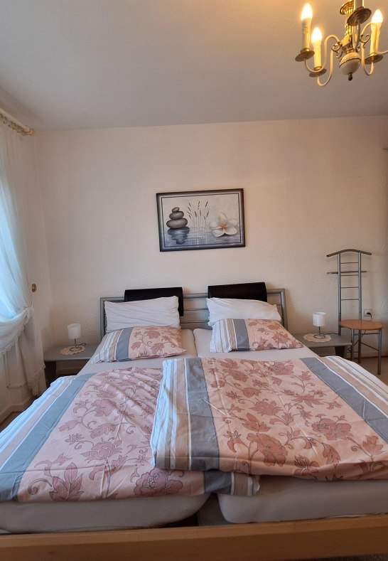 Schlafzimmer mit Doppelbett, Blick in den Garten | &copy; Koblenz-Touristik GmbH, J. Assenmacher