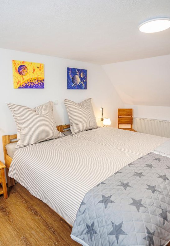 8. Doppelbett Schlafzimmer im Dachgeschoss &copy; SD | &copy; Copyright/Quelle: Familie Decker, Oberwesel