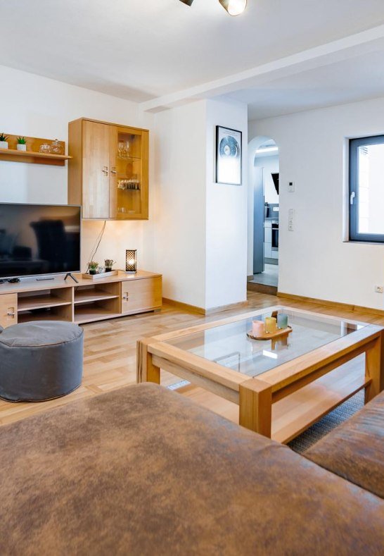 6. Wohnzimmer mit TV, Ecksofa und  Sitzelement © S | © Copyright/Quelle: Familie Decker, Oberwesel