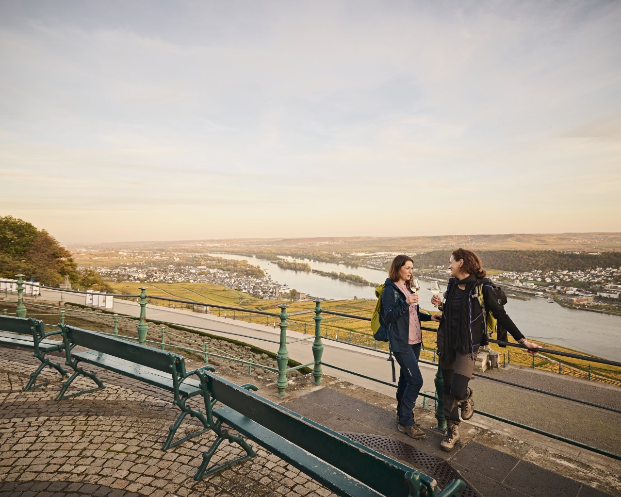 Wanderinnen am Niederwald Denkmal | &copy; Marco Rothbrust (CC BY 4.0)