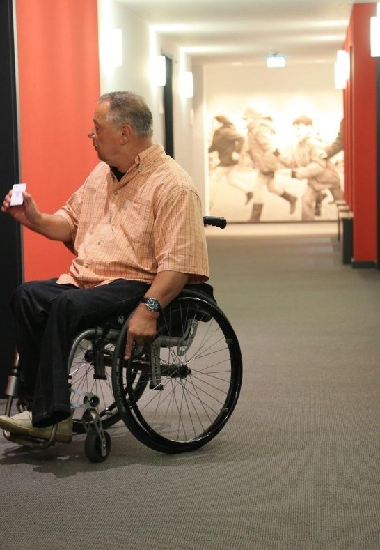Barrierefreie Zimmert&uuml;r | &copy; Kaltenbach, Hotel im Schulhaus