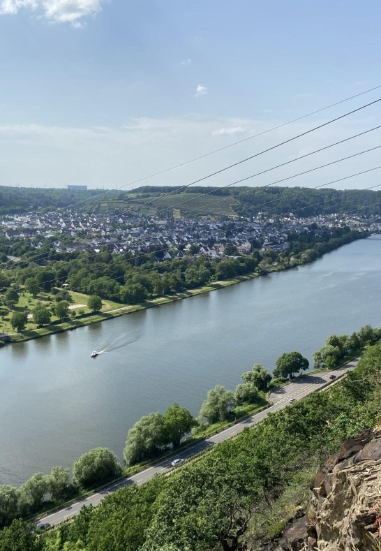 Blick auf den G&uuml;lser Moselbogen | &copy; K&auml;fer GbR