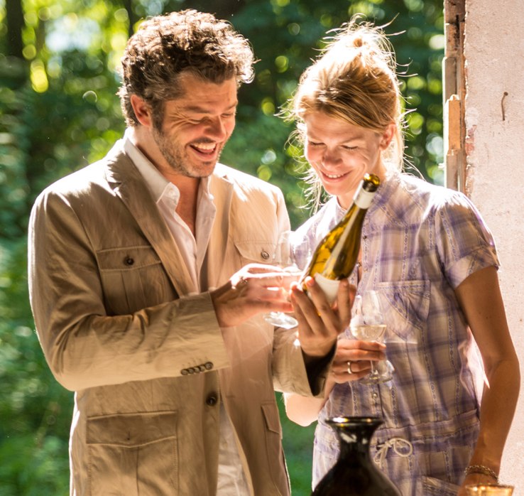 2 Menschen sind am Weintrinken