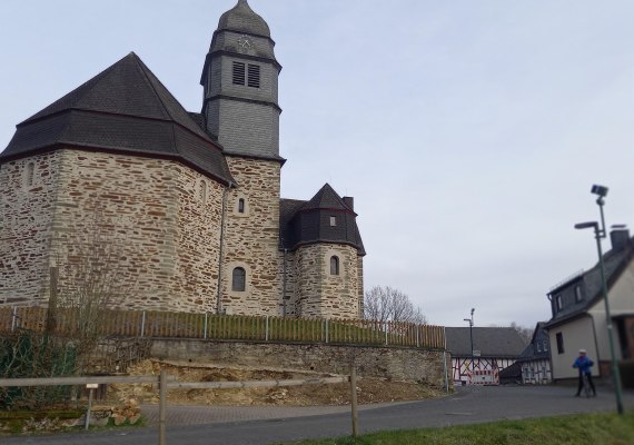 Seitenansicht Kirche in Laudert | &copy; C. Vogt