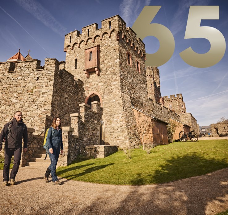 Wanderer vor Burg Reichenstein | © Marco Rothbrust Wanderer vor Burg Reichenstein | © Marco Rothbrust