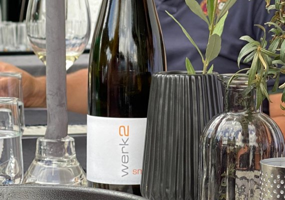 Schlemmerwochen 2026 werk2_Sekt sektflasche | © Weingut werk2 Schlemmerwochen 2026 werk2_Sekt sektflasche | © Weingut werk2