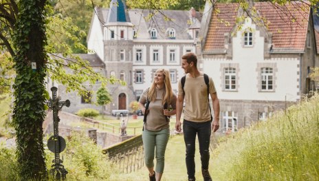 Wanderer an der Burg Brohleck | &copy; Marco Rothbrust, Romantischer Rhein Tourismus GmbH
