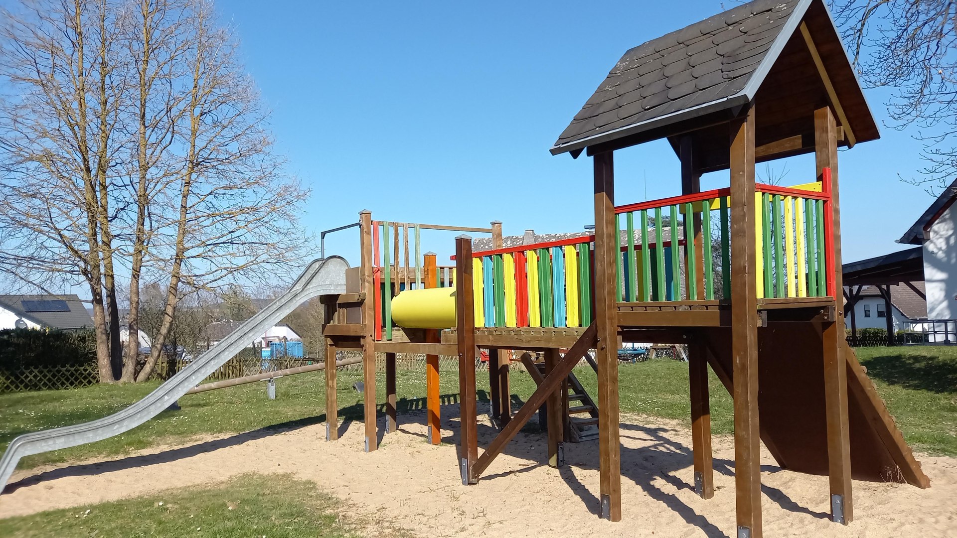 Spielplatz mit Rutsche | &copy; C. Vogt