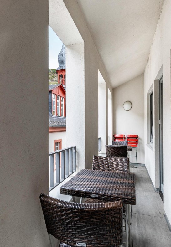 Balkon mit Sitzgruppe &ndash; Bacharach Altstadt | &copy; Bacchus Holiday Homes