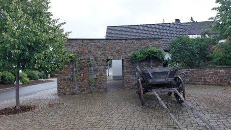 Dorfplatz mit Leiterwagen | © B. Vogt Dorfplatz mit Leiterwagen | © B. Vogt