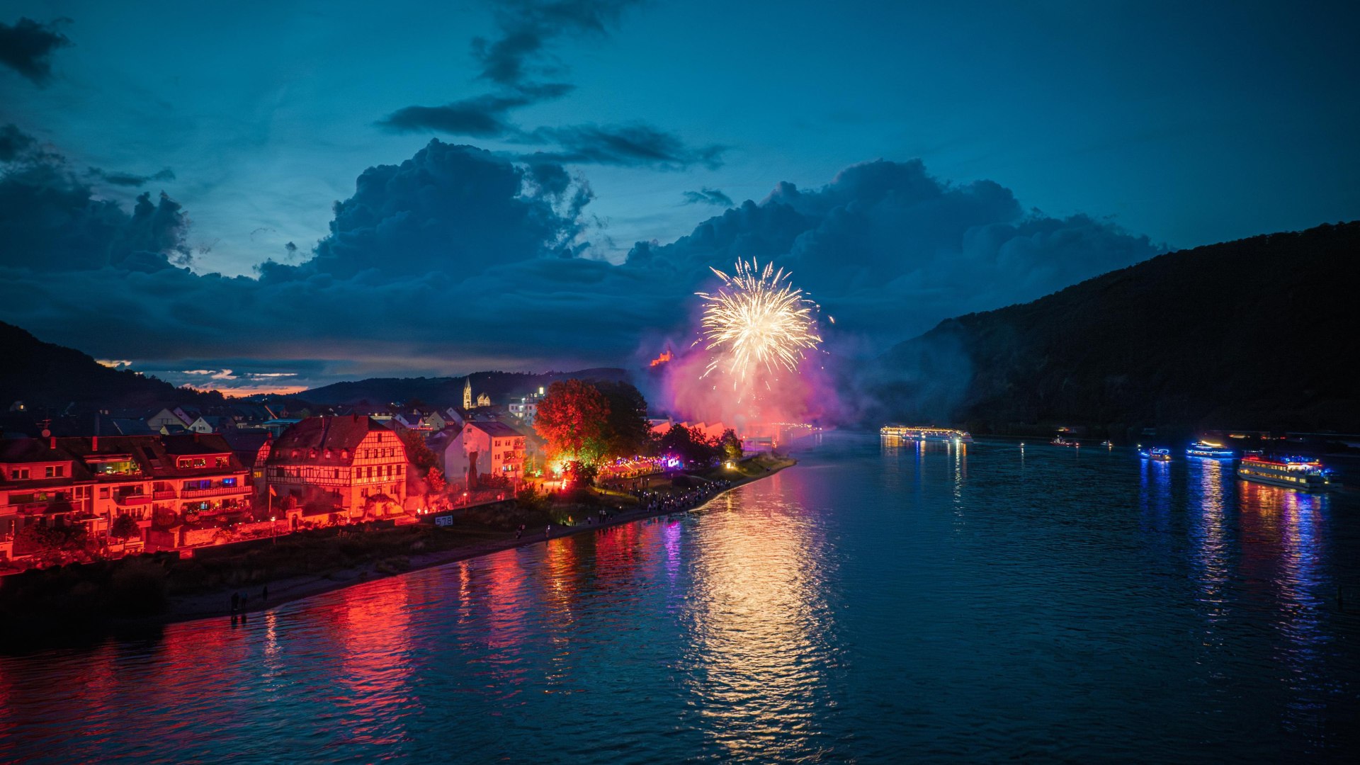 Rhein in Flammen | © Joshua Motzny