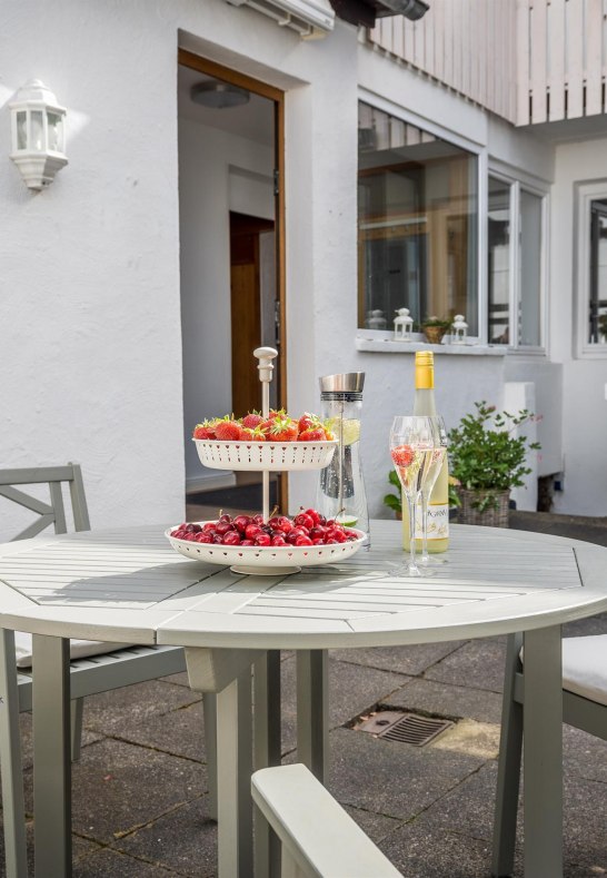 Sitzplatz Innenhof | &copy; Petra Adams Pension HerRheinspaziert