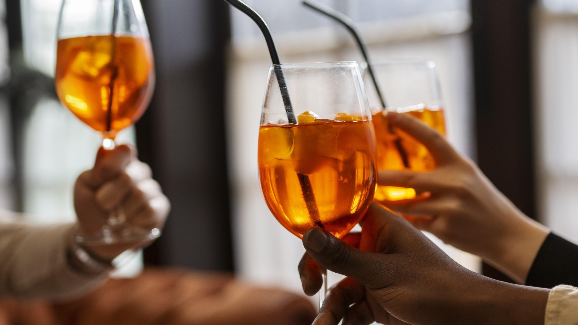 seitenansichtleute-die-cocktails-halten | © ©Freepik seitenansichtleute-die-cocktails-halten | © ©Freepik