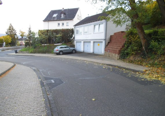 Parken vor den Garagen links und mitte | &copy; Ferienappartements J&auml;rgen