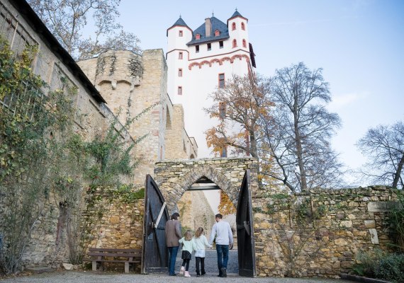 Kurfürstliche Burg Eltville_Familie | © Rheingau-Taunus Kultur und Tourismus,Saskia Marloh Kurfürstliche Burg Eltville_Familie | © Rheingau-Taunus Kultur und Tourismus,Saskia Marloh