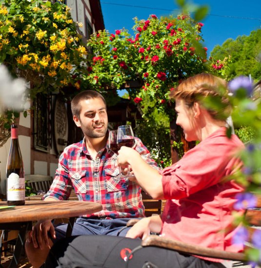 Wanderpause beim Winzer | © Dominik Ketz / Rheonland-Pfalz Tourismus GmbH Wanderpause beim Winzer | © Dominik Ketz / Rheonland-Pfalz Tourismus GmbH