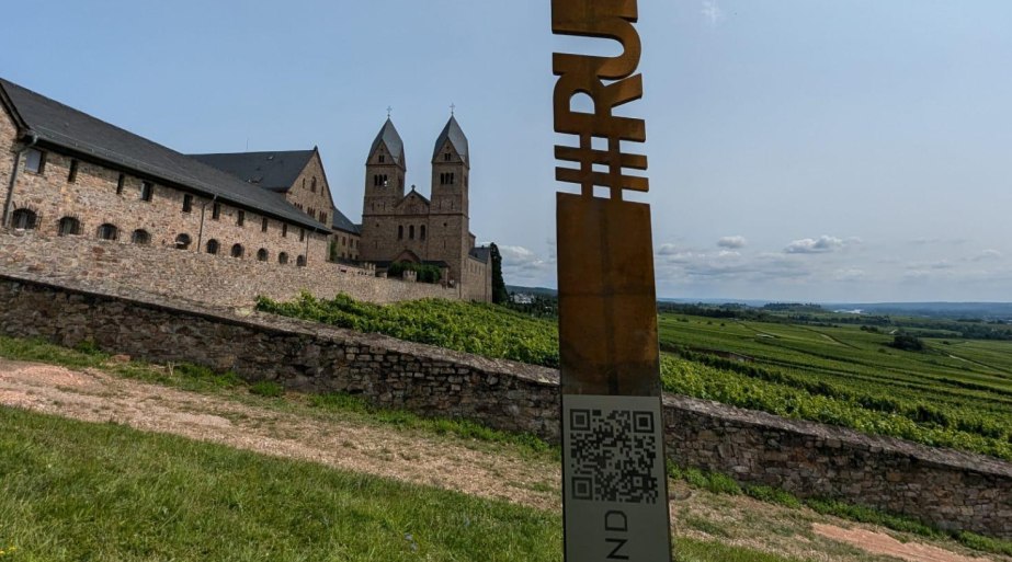 Gude Blick an der Abtei St. Hildegard mit QR-Code | © Birgit Bien Gude Blick an der Abtei St. Hildegard mit QR-Code | © Birgit Bien