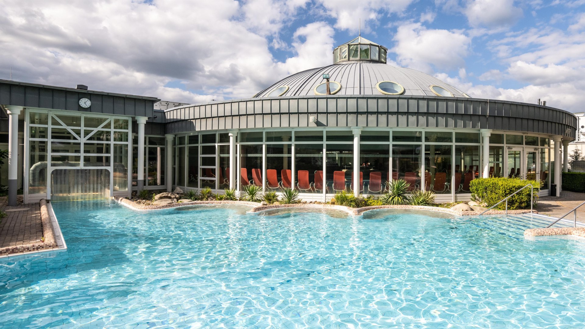 Au&szlig;enbereich mit Kuppel | &copy; Dominik Ketz