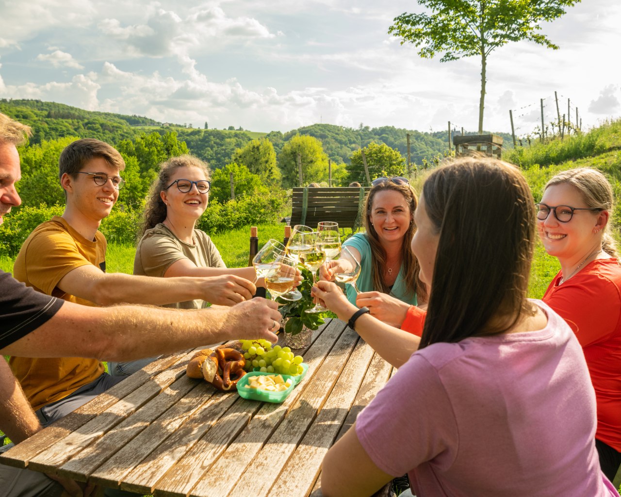 Wein-Genuss bei Wanderrast | © Dominik Ketz / Tourist-Information Erlebnis Rheinbogen Wein-Genuss bei Wanderrast | © Dominik Ketz / Tourist-Information Erlebnis Rheinbogen