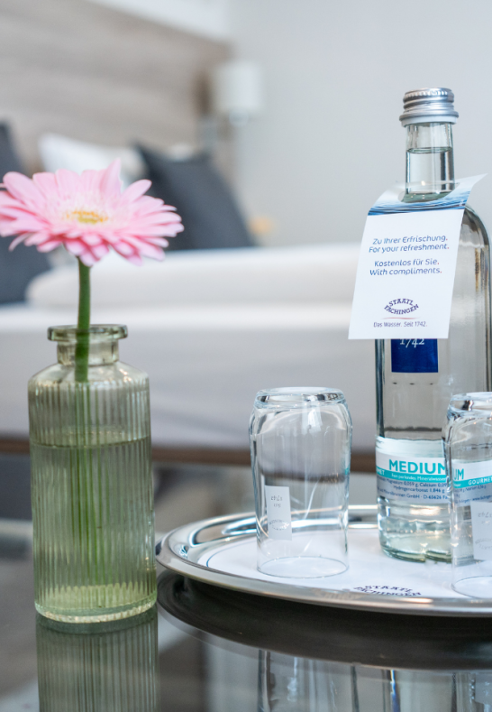 Erfrischungsgetr&auml;nk im Zimmer76 | &copy; Hotel Hohenstaufen