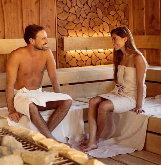Paar in der Sauna | © Staatsbad Bad Bergzabern GmbH / Pfalz-Touristik e.V. Paar in der Sauna | © Staatsbad Bad Bergzabern GmbH / Pfalz-Touristik e.V.