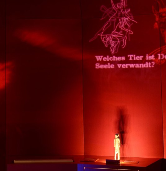 Ausstellungsraum Rot Mystisch mit Phatasiewesen | © LEIZA/O. Jöris Ausstellungsraum Rot Mystisch mit Phatasiewesen | © LEIZA/O. Jöris